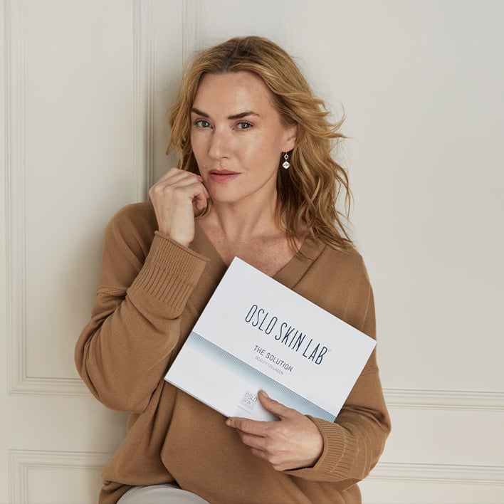 Kate Winslet présentant une boite de collagène The Solution d'Oslo Skin Lab