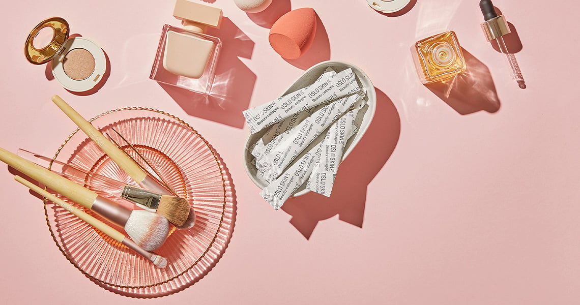 The Solution Beauty Collagen et maquillage sur fond rose