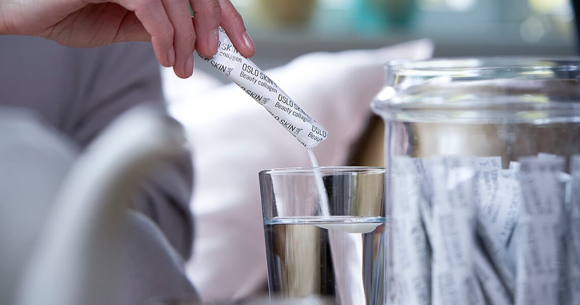 Photo d'une femme prenant un stick de The Solution Beauty Collagen.jpg