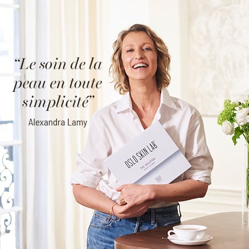 Alexandra Lamy portant une boite de The Solution Beauty Collagen