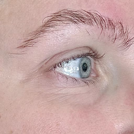 Photo d'une femme avant de commencer à prendre The Solution, la poudre de collagène d’Oslo Skin Lab. Elle s’appelle Magda