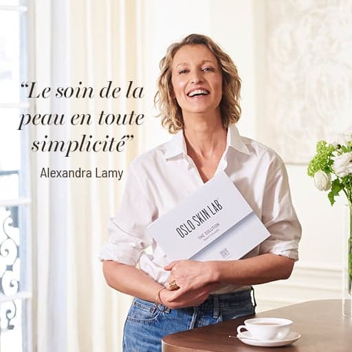 Alexandra Lamy portant une boite de The Solution Beauty Collagen