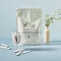 Photo d'un sachet The Solution Refill avec sticks dans un verre