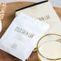 Photo montrant le produit The Glow d'Oslo Skin Lab avec une boisson