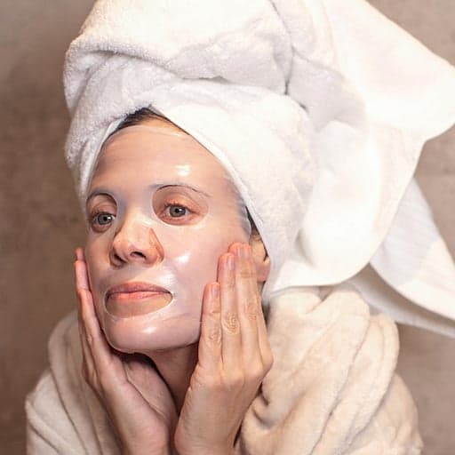 Photo de Melissa portant le masque visage hydratant Hydro Bomb de Oslo Skin Lab