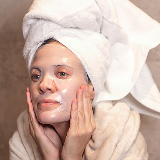 Photo de Melissa portant le masque visage hydratant Hydro Bomb de Oslo Skin Lab