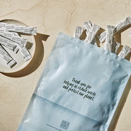Photo d'un sachet The Solution Refill avec sticks dans une coupelle