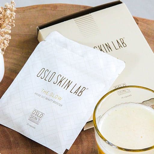 Photo montrant le produit The Glow d'Oslo Skin Lab avec une boisson