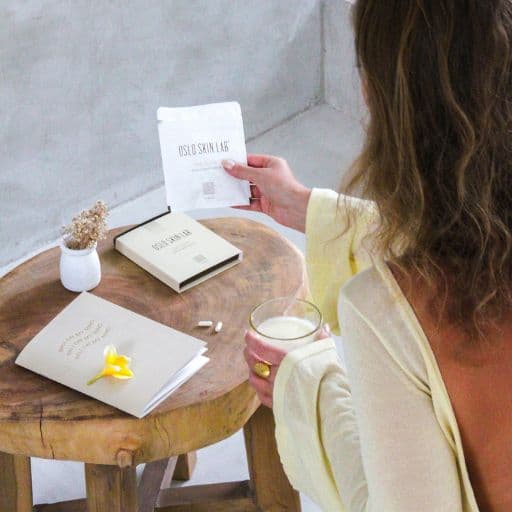 Photo montrant un femme prenant le produit The Glow d'Oslo Skin Lab